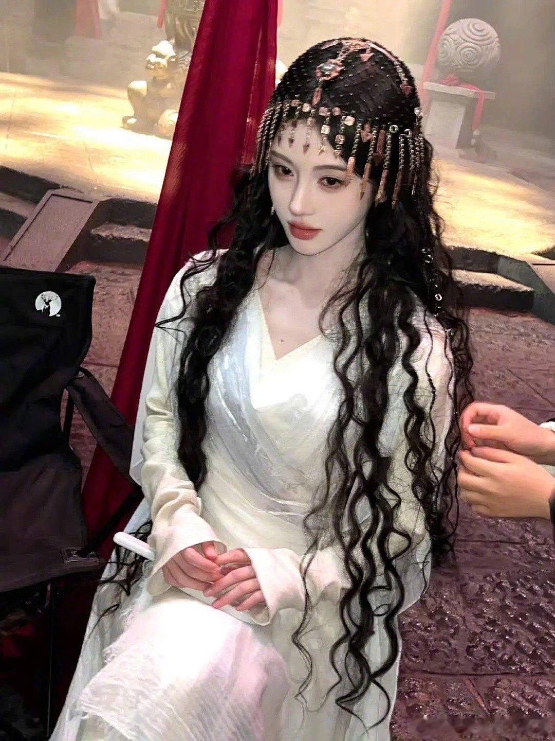 鞠婧祎这套异域风造型怎么样，还算半永久妆容吗？​​​