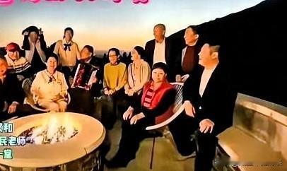 这视频看着真让人心里五味杂陈。姜昆老师在大洋彼岸的加州豪宅里，伴着泳池派对，