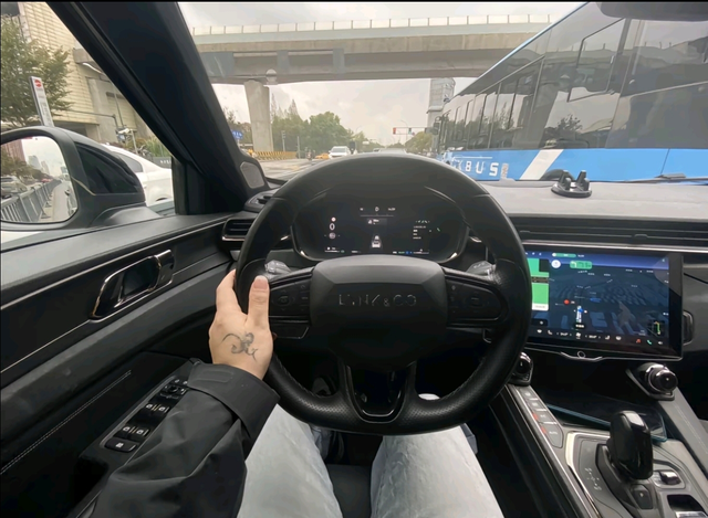 前几天开完领克01感觉01真的就是被严重低估的一台车首先底盘表现的就非常扎实，