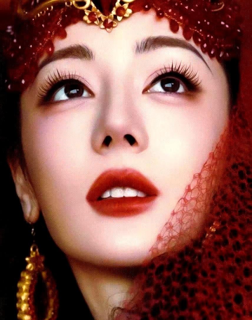 迪丽热巴滞留迪拜3天，没走明星通道，没发一条求助。2月28日落地迪拜，原定转