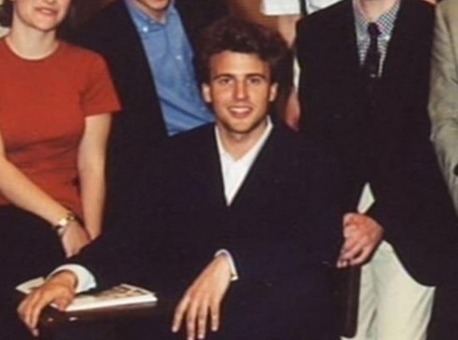 马克龙，当年翩翩少年郎如今的抬头纹汉，他的妻子是真的不好看，在男人群里她枯黄得很