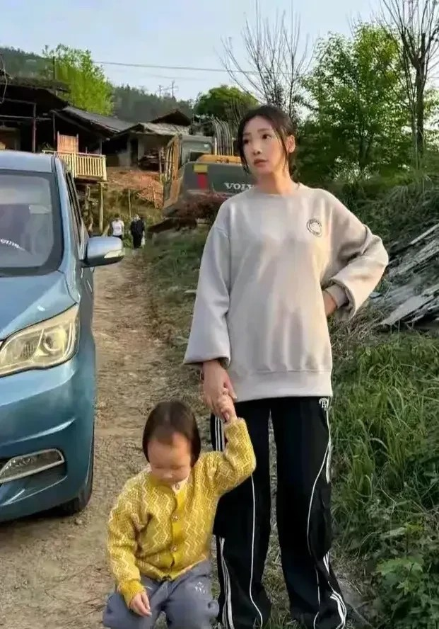 44岁的柳岩，近几日一次接受采访时，说自己一辈子最大的遗憾，就是没有结婚，没有孩