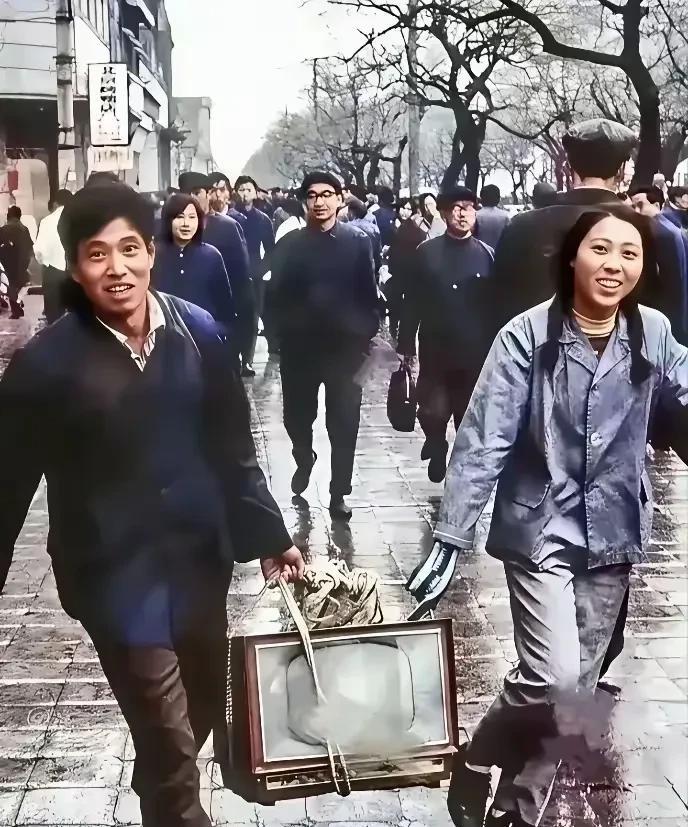 为什么他们脸上如此的开心？是因为单位发电视里了吗？为什么这种笑容现在很难看到了！