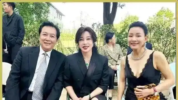 73岁刘晓庆和62岁陈冲同框，网友看完愣住：这哪像奶奶辈，分明是两姐妹吧？​