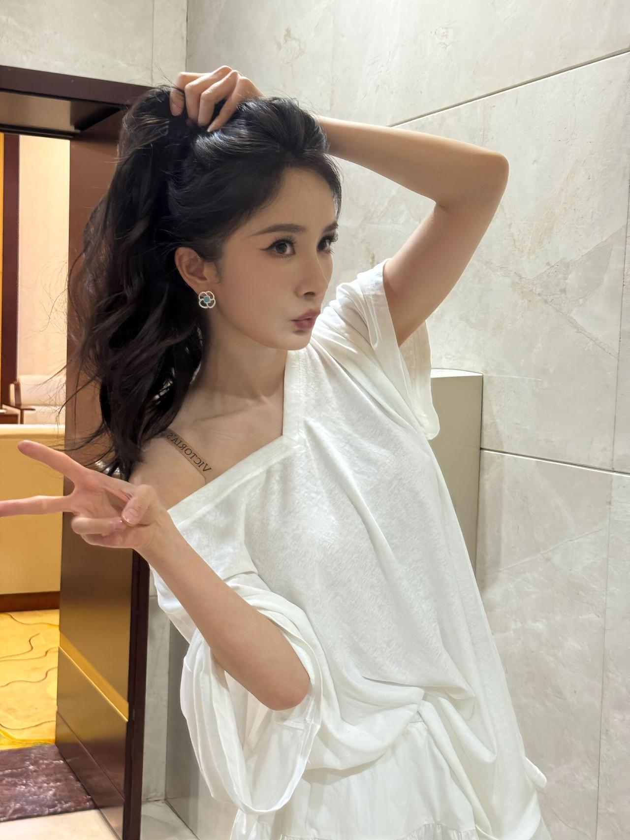 杨幂私服太有少女感了！宽松白T斜肩露出小性感，搭配蕾丝边短裙俏皮又灵动，高马尾