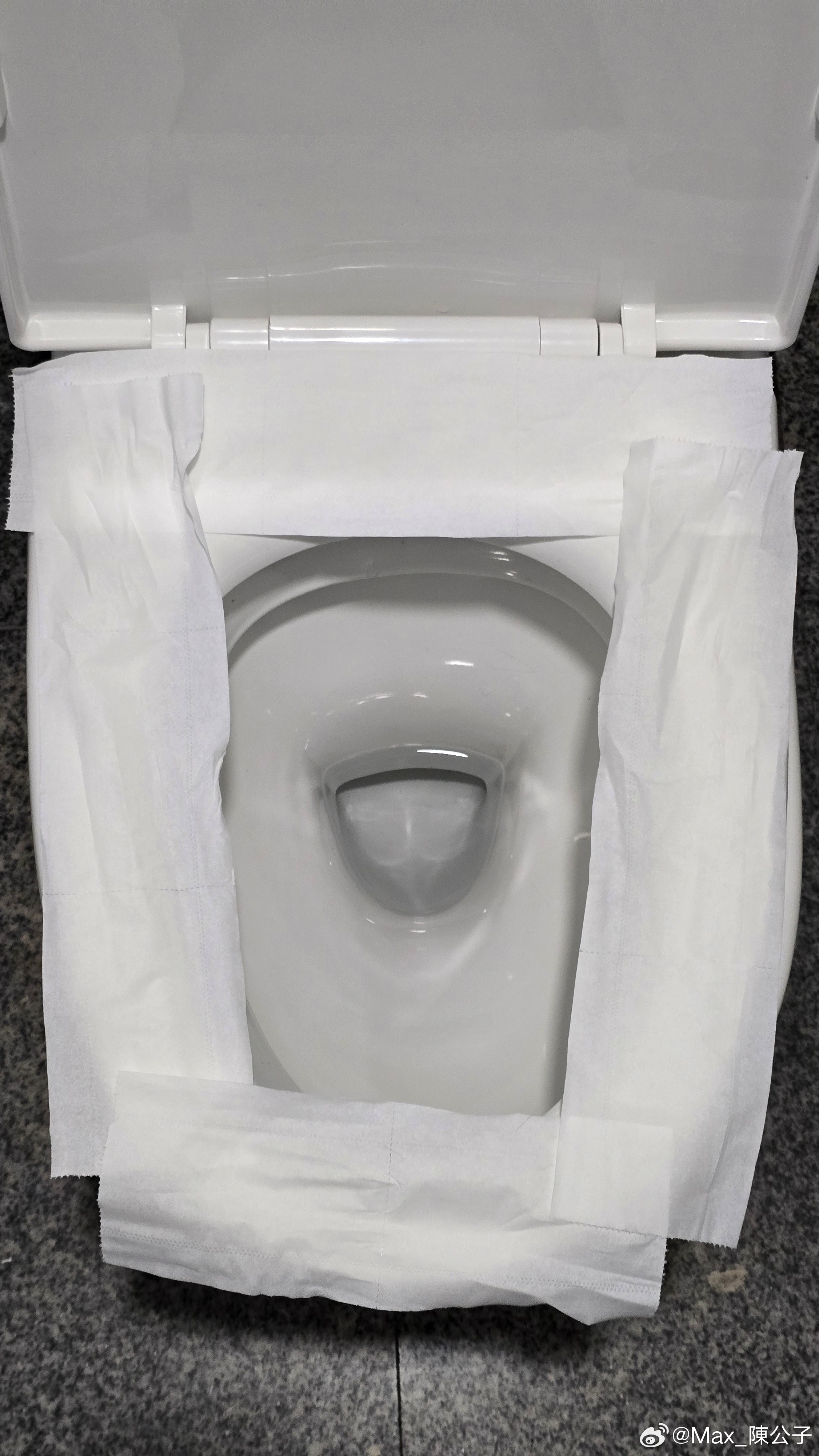 我在几个机场的卫生间都是遇到一半蹲坑，一半马桶的分配，蹲坑基本都是有人占用的，马