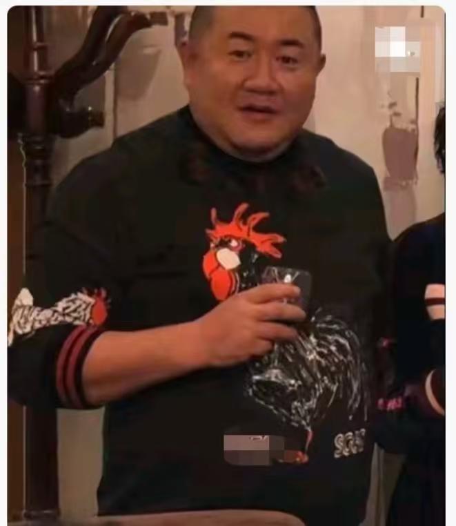 孙小果当年减刑材料堆得挺高，上面密密麻麻签了19个人的名字。何绍平是唯一一个没