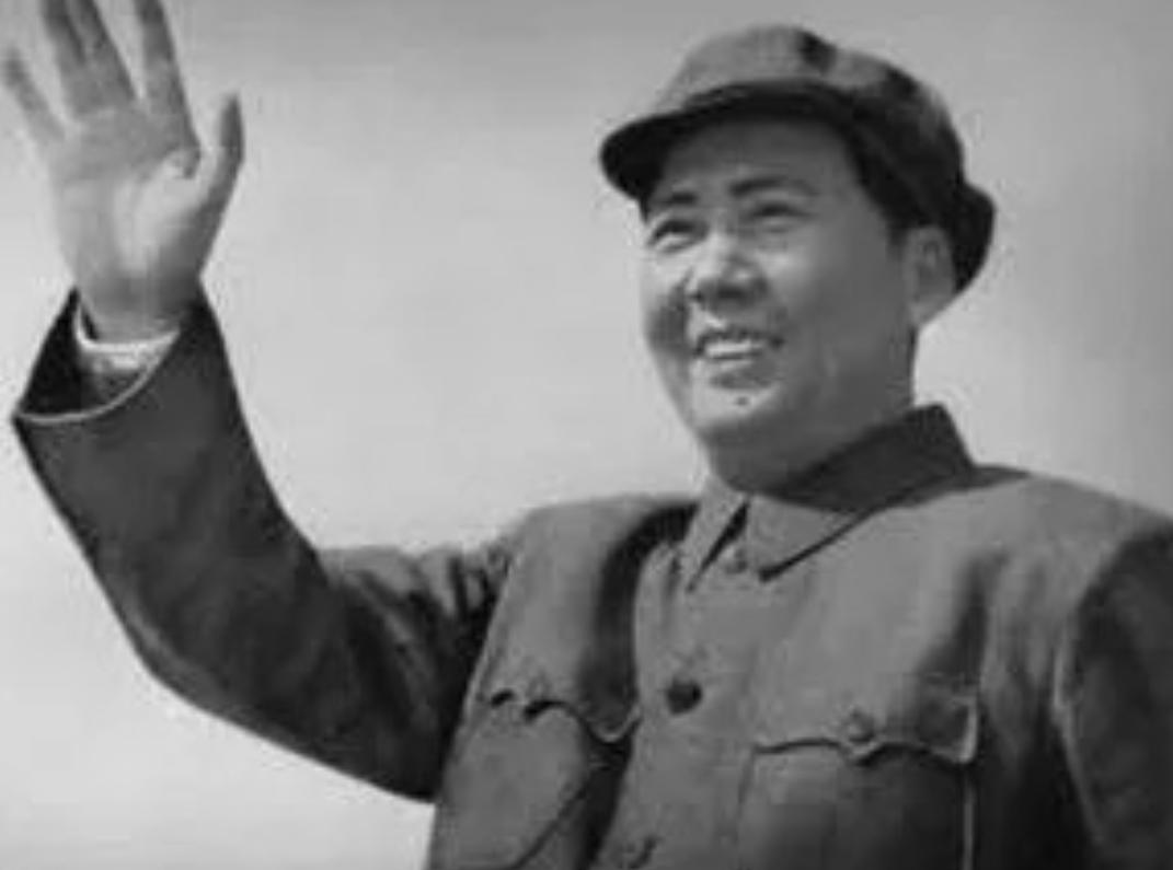 1950年，毛主席听说，有个干部在香山私自修了一栋小洋楼，气得不行：“拉出去毙了