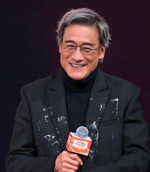 影帝梁家辉曾经在节目上谈到爱国情结，他毫不留情表示“我觉得香港人其实挺可悲的，被