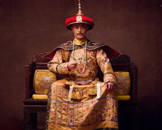 天还没亮，乾隆已经被太监轻手轻脚唤醒，寒冬时节，宫墙外北风像刀子，他却要光着身子