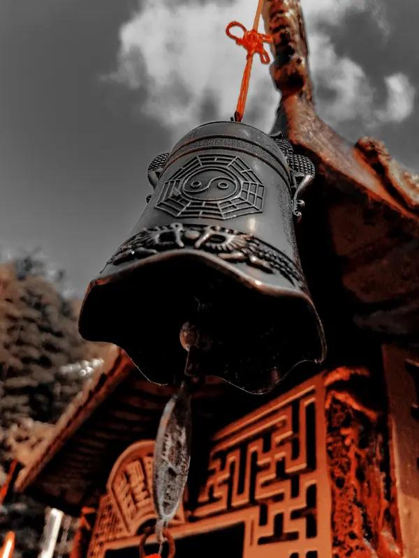 背叛感情的人会有因果报应吗？从佛家说法看，背叛感情是作恶，会有报应，影响运势，做