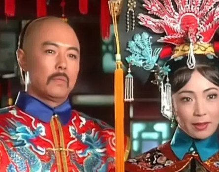 1997年，拍摄《还珠格格》时，有一次，“皇后”戴春荣和“令妃娘娘”娟子，两人罢