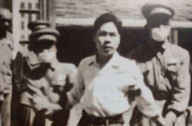 1948年8月，毛人凤得知亲信戚再玉、张亚民被抓后，打电话让淞沪警备司令部放人，