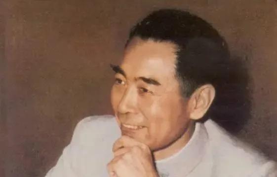 1963年，周总理在访问埃及时，在招待会上一名埃及的情报官在和周总理握手时，小声