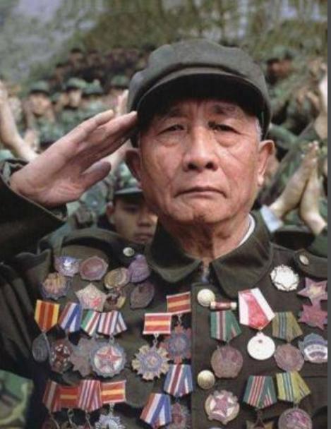 1994年，一个叫冬妮的人来到志愿军第47军“调查”自己的父亲，可是查遍