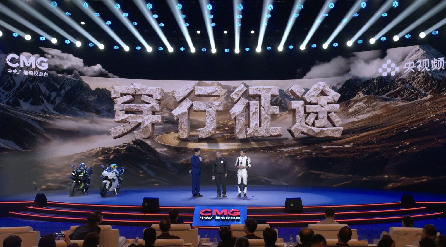 陈楚生也有摩托车情结陈楚生张雪机车硬核同台本以为会沉迷机车与沿路风光，看完预告
