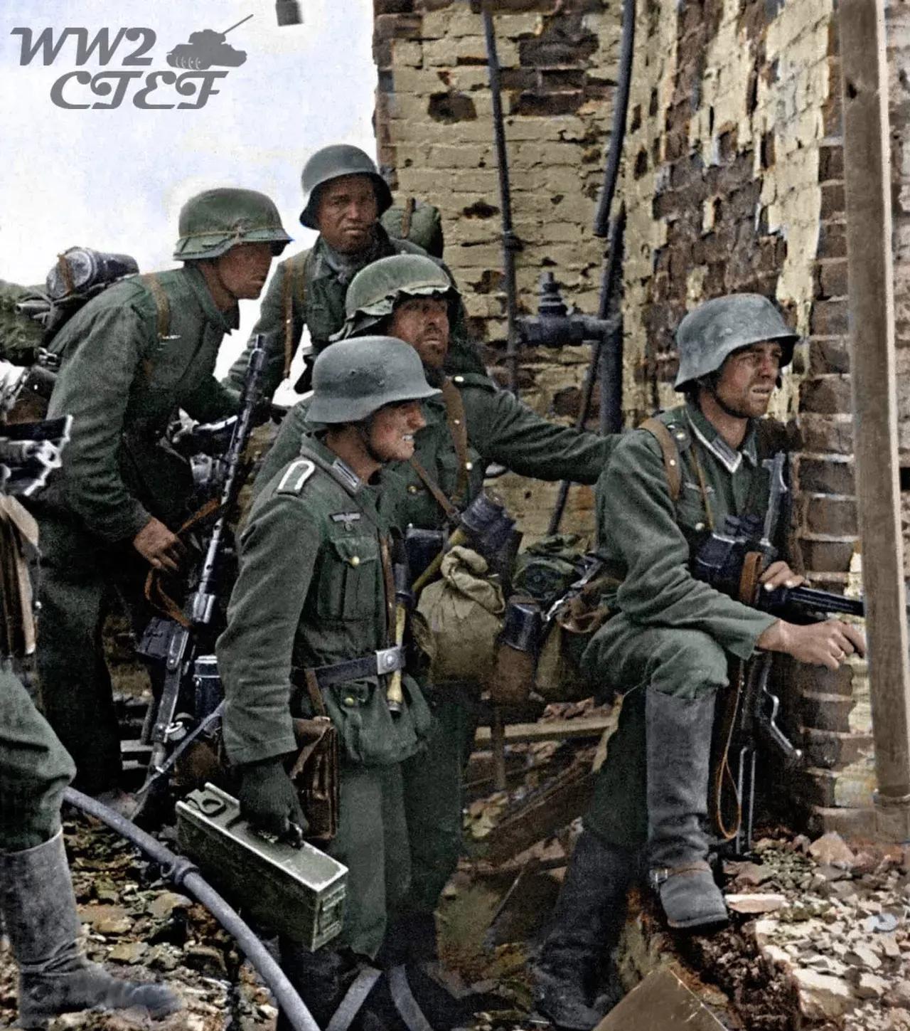 1943年东线战场，德国国防军第3步兵师的一个步兵班正在废墟间蛰伏。细看他们的装