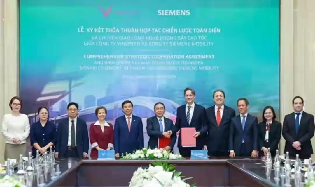 疯狂“踢”中国出局？越南亲手点燃危机，悲剧才刚刚拉开序幕一边是高调与美国绑定