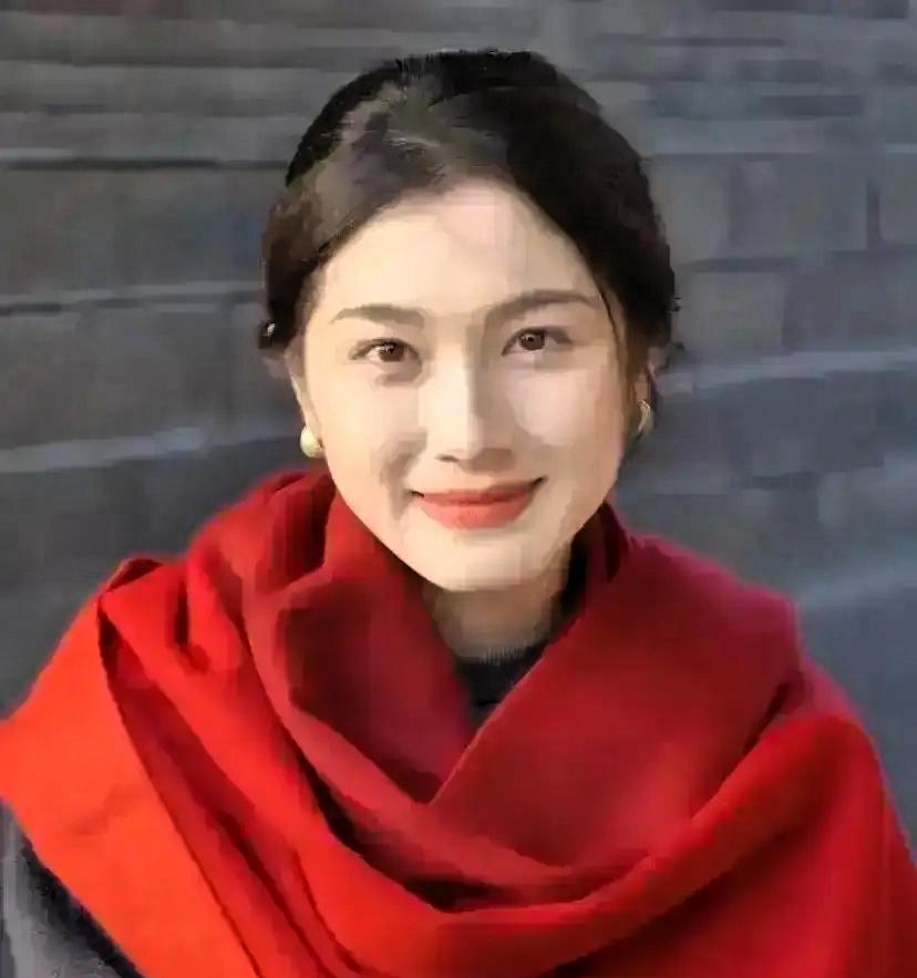 一位长相清秀的女大学生去上海面试。面试官问她：“100个口是什么字？如今的