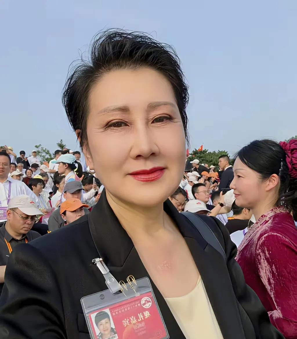 张凯丽作为观礼嘉宾，穿着的非常正式，化着淡妆，与现场的5万人一起享受激动人心的纪