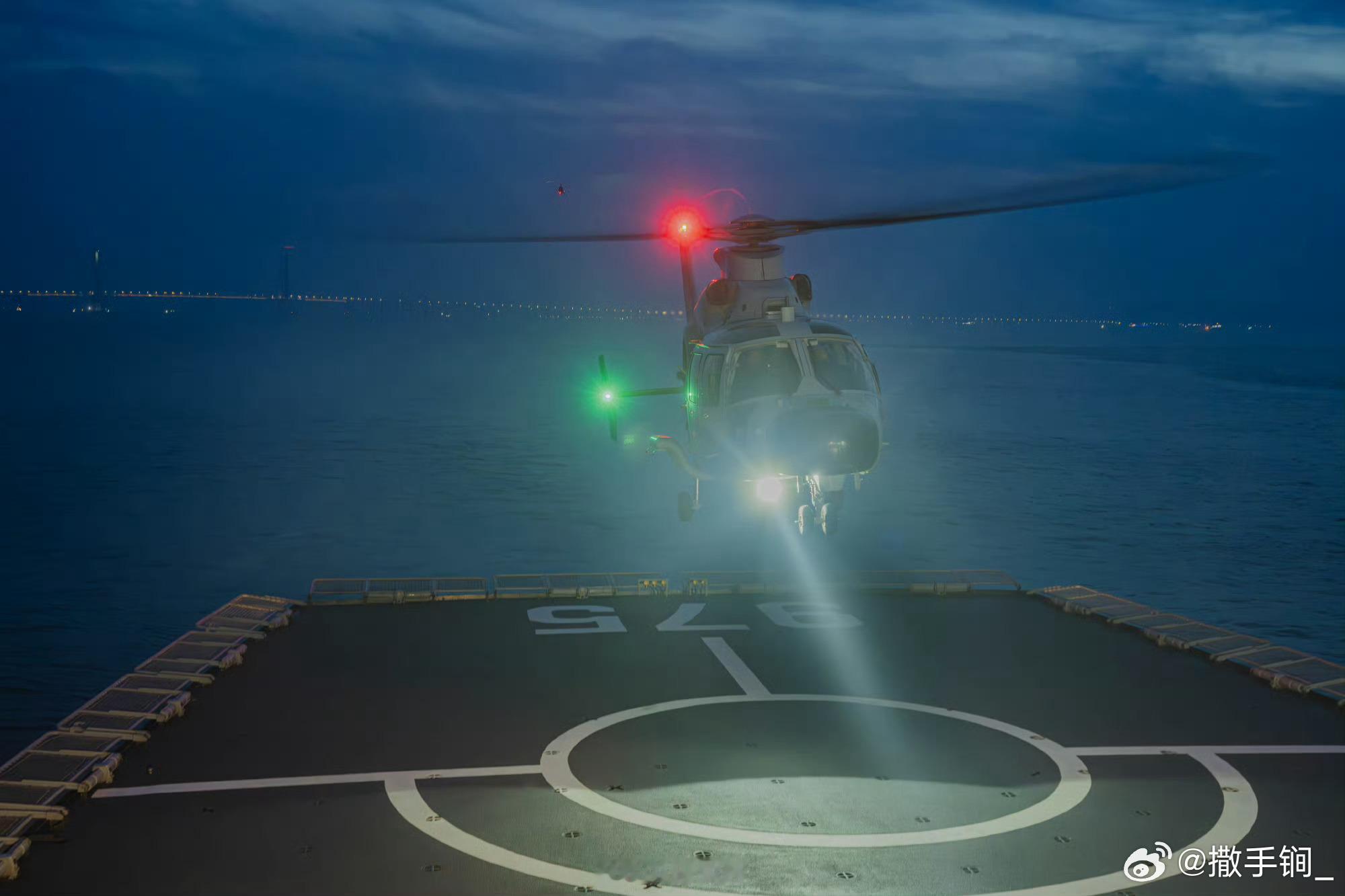 Z-9F、卡-28在975徂徕山舰昼夜起降训练​​​