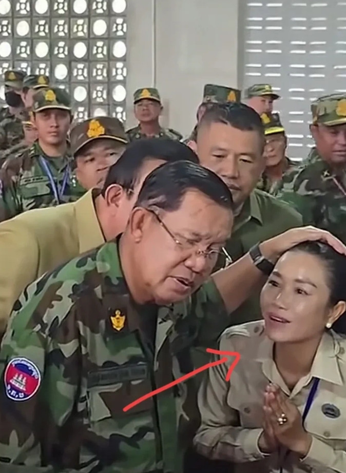 虽然身为柬埔寨现任国王，但西哈莫尼在柬埔寨见了谁都是合十弓背、笑容可掬、一副人畜