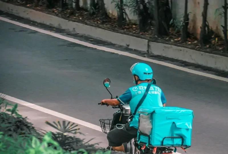 女子回应被困冷库外卖小哥闻声救出9月2日，湖南长沙发生了一件暖心事。一位女子在