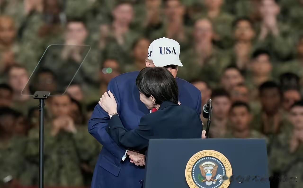 “媚态外交”惹众怒！高市早苗APEC失态遭日民众痛批，中国网友嘲讽：活像“妈妈桑”