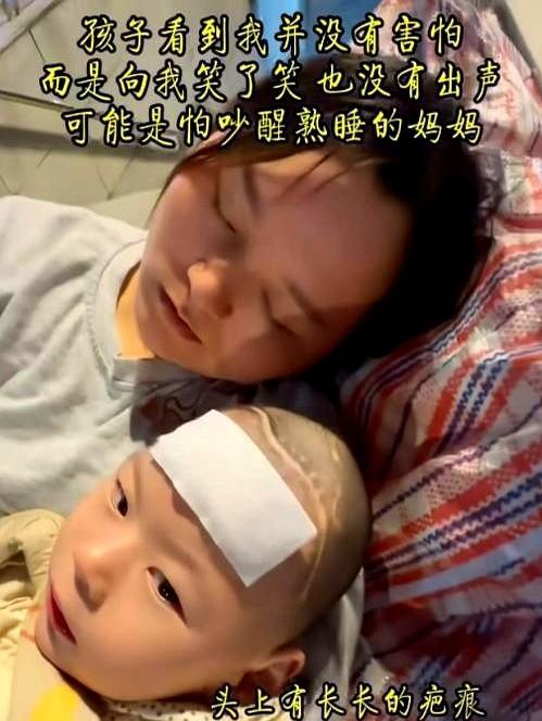 看哭了！5月25日，男子在车站前看到一个大姐抱着孩子，眼含泪水，仰天叹气。男