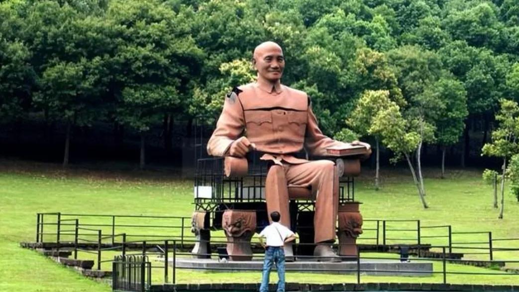 蒋介石父子做梦也没有想到，他们在台湾已经没有“容身”之地了！据说，早在陈水扁时期