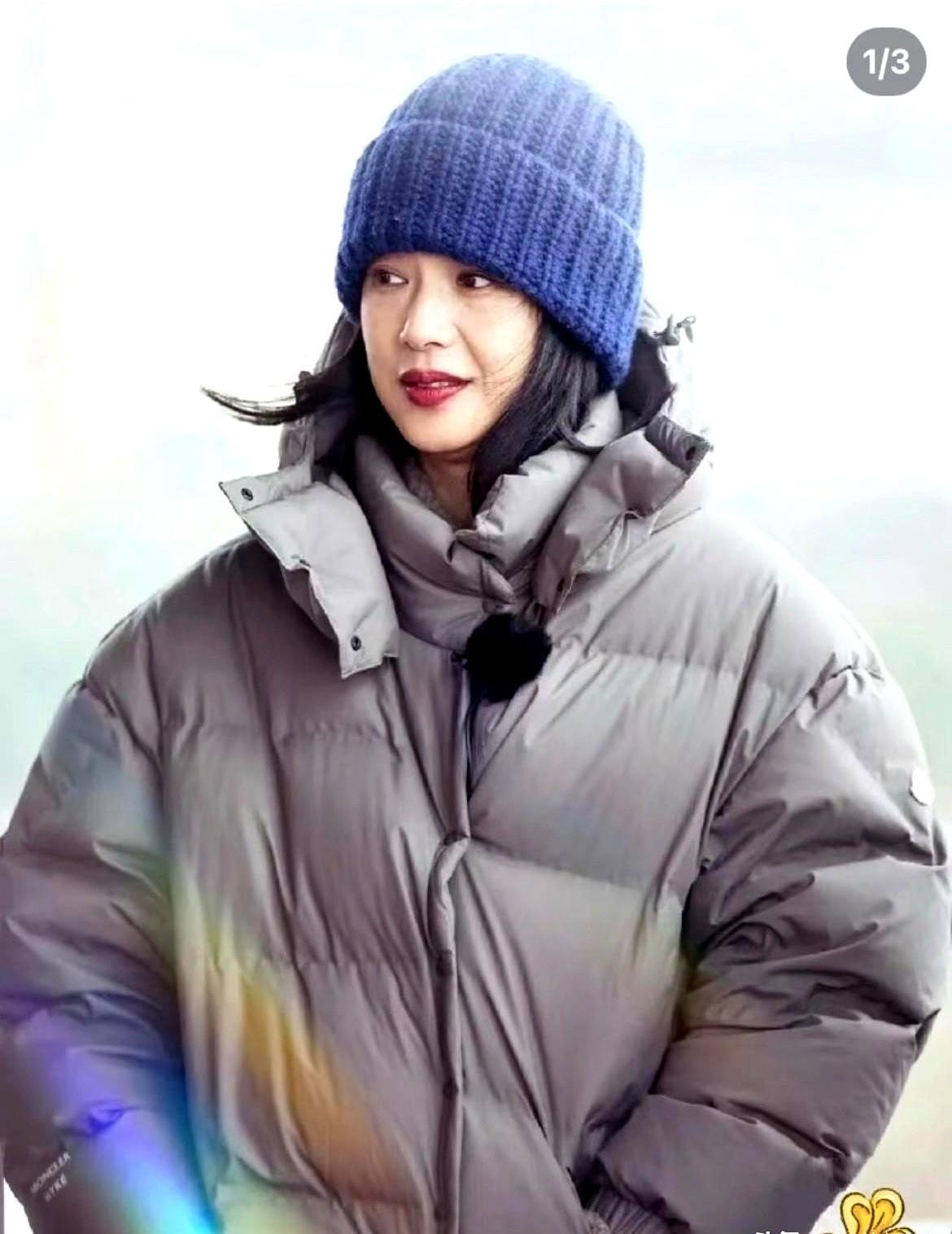 羽绒服想穿得不肿，周韵就三招。第一，别选亮面，哑光布一上身，反光没了，人也