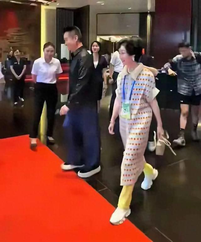 阎维文携妻子回平遥，夫妻同框满是烟火气事业上阎维文是家喻户晓的歌唱家，多年