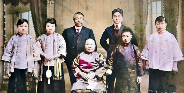 这是民国大总统黎元洪与家人在一起。黎元洪虽身居高位，但家中财政由夫人吴敬君严格掌