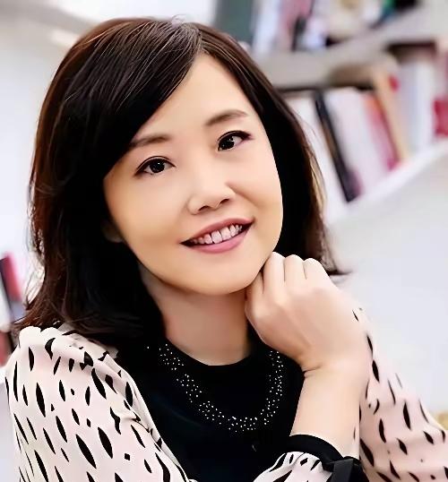 尹乃菁不愿跟郑丽文去美国，所以辞职不干了！5月27日，国民党文传会主委尹乃菁