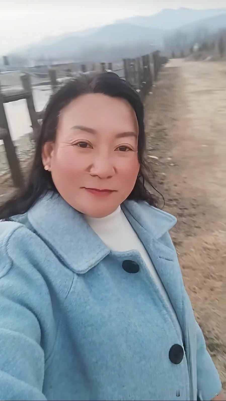 小故事！李佳她妈聪明得过头了，原来这个养母不辞辛苦地跑来，给李佳