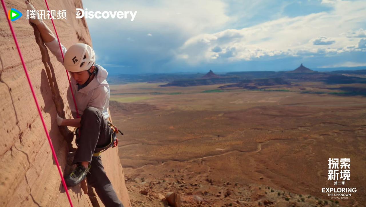 传统攀岩、百米高空走扁带……害怕吗？恐惧吗？怎么可能不恐惧，但是，王一博敢于直面