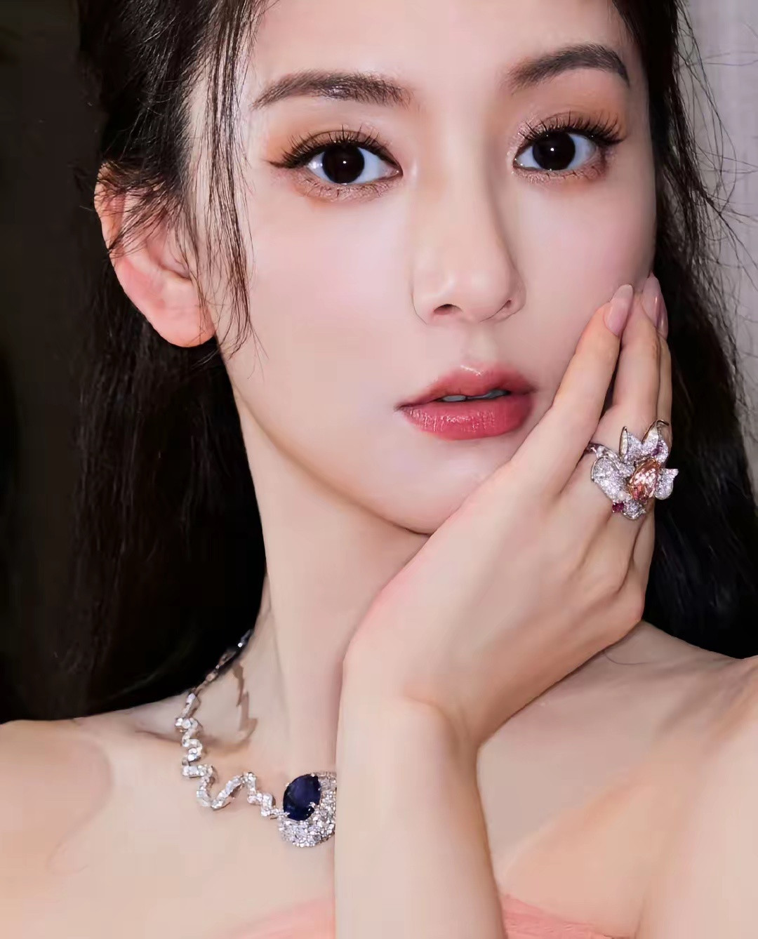 郭富城和方媛的3个女儿都长大了不少，女儿一个个都是那么好看，遗传了父母的高颜值，