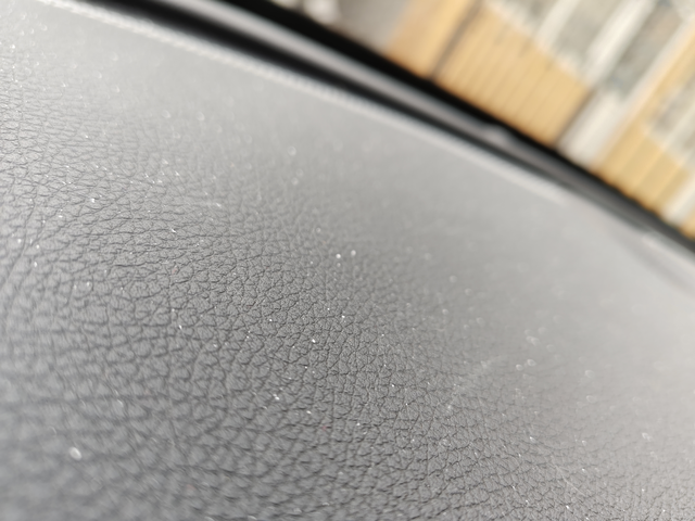 比亚迪秦喷粉跑了23000公里，发现仪表台上有大量白色颗粒，今天去4儿子店检查