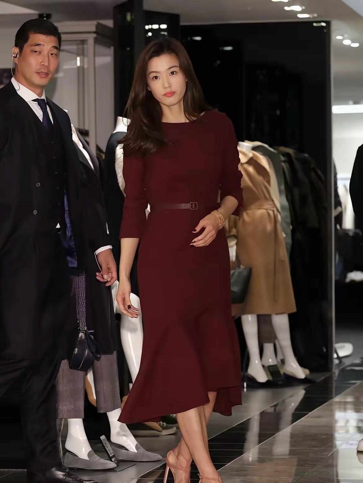 全智贤，173cm，酒红色的裙子显高级，就是脚指甲盖颜色把脚显得太黑了，你们看看