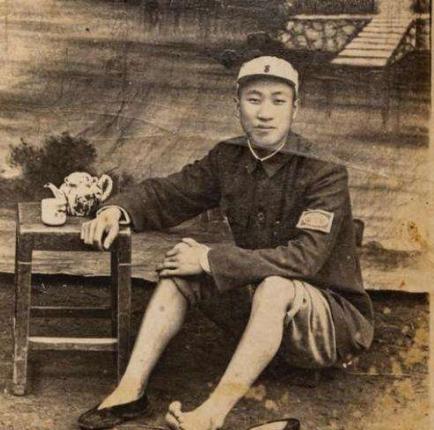 1998年，72岁的抗战老兵马丹林浑身插满管子，躺在病床上，而他身价100亿的儿