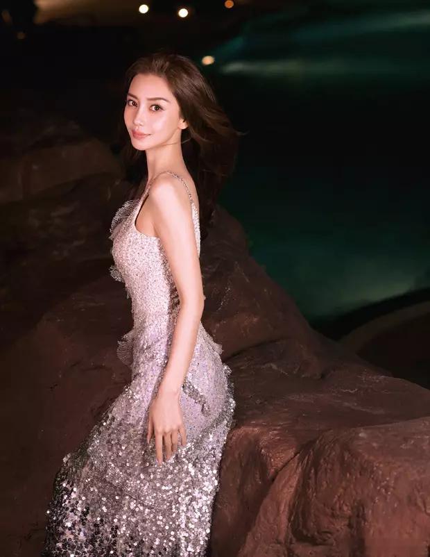 杨颖拍摄的一组最新生日写真照释出，大方秀曼妙身姿，状态似少女！