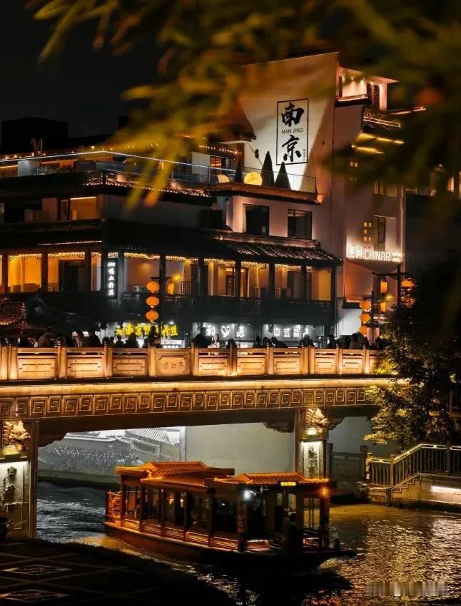 ✨金陵夜宴启朱门，画舫摇碎琉璃月🌙，灯影里藏着千年的诗📜