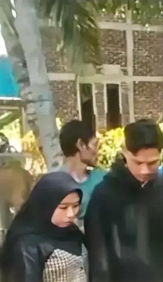 印尼男子离婚现场看哭全网接下来的操作让所有人意外在印尼科纳韦县，一名男子