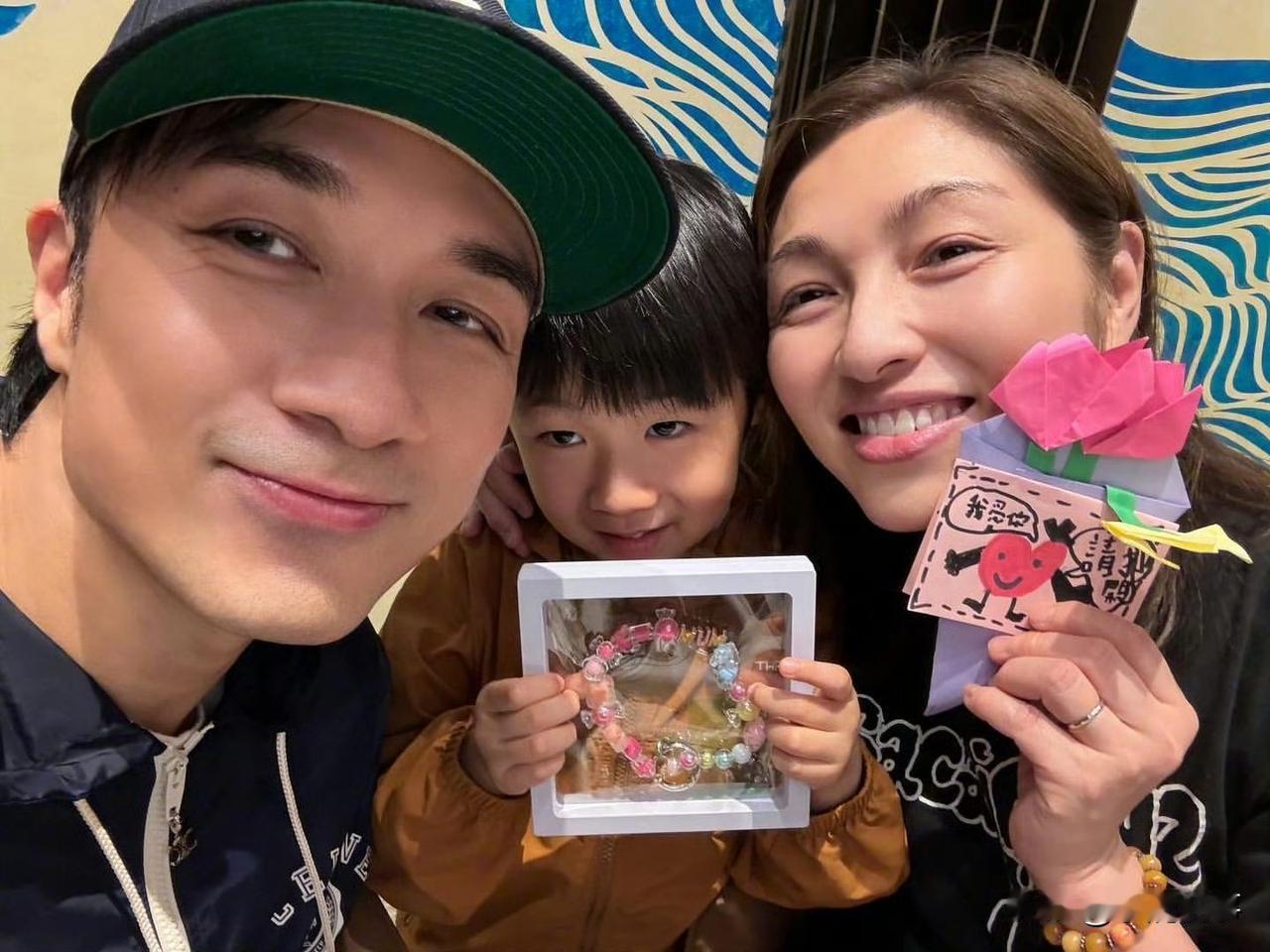 我看到新闻说古巨基老婆58岁生了二胎。旁边朋友淡淡说了一句，这个年纪生孩子，真是