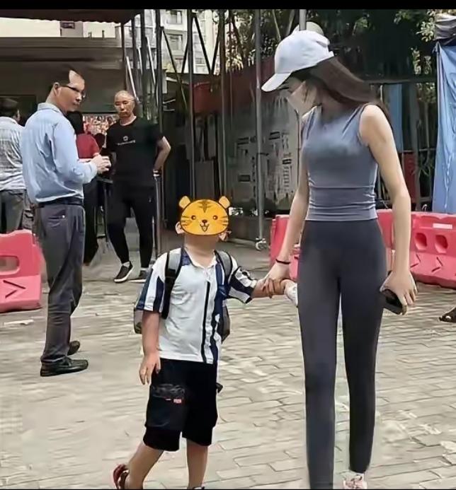 接个孩子这么穿有点过分了吧？男家长都盯着看！不要脸！