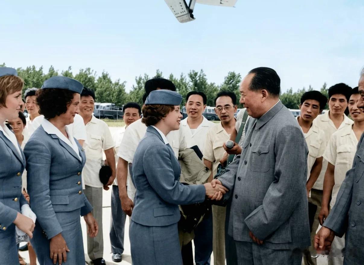 🍁这张照片估计您从未见过1957年，毛主席结束对莫斯科的访问，回到北京机场，