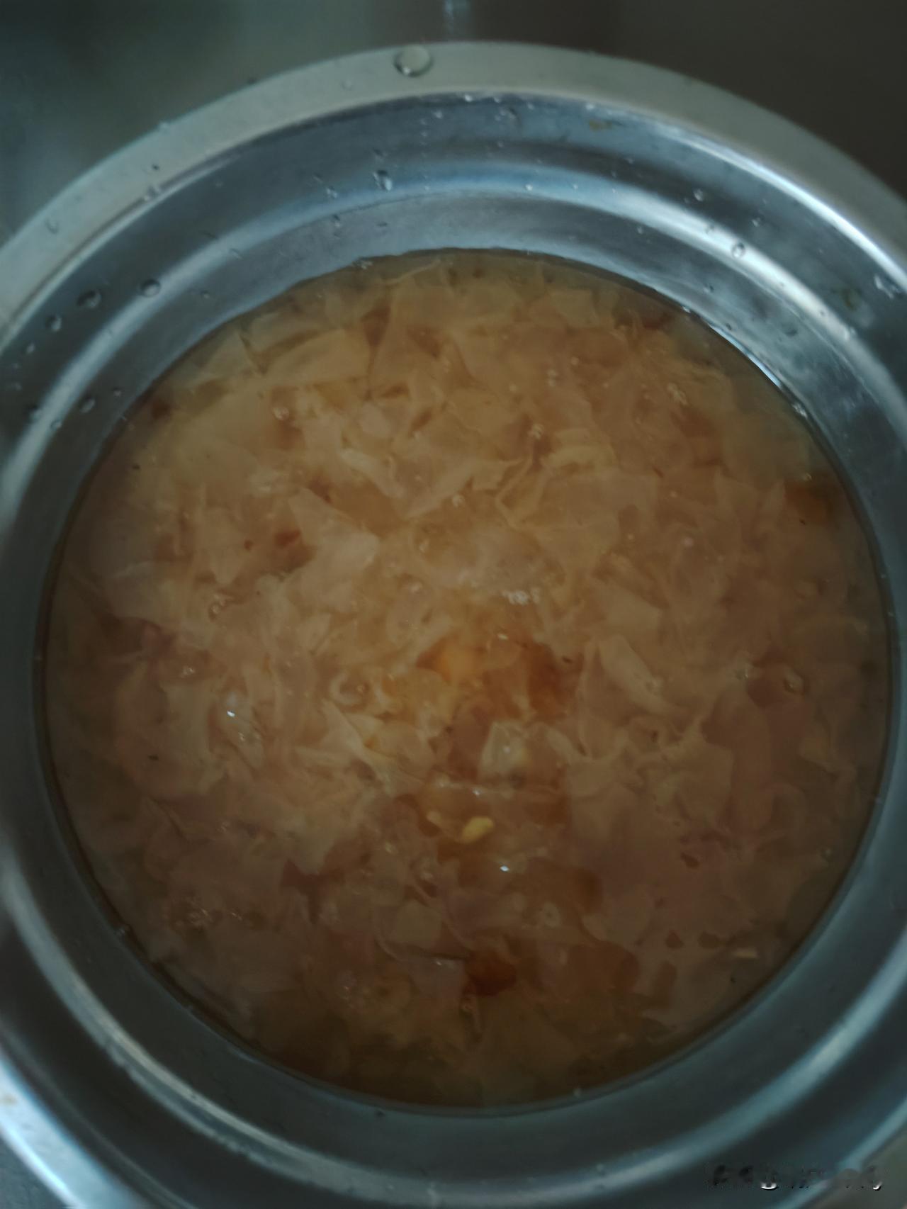 在家写字呢，街坊发消息给我让去她家把昨天剩下的银耳汤端回夹喂我家火豹。外面下着