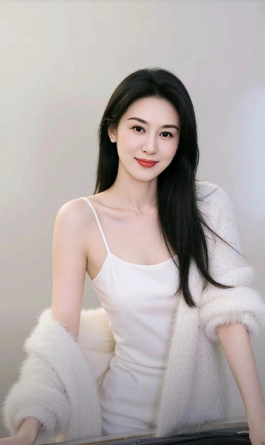 温柔甜美的白裙少女，搭配毛茸茸的外套，尽显冬日暖意！