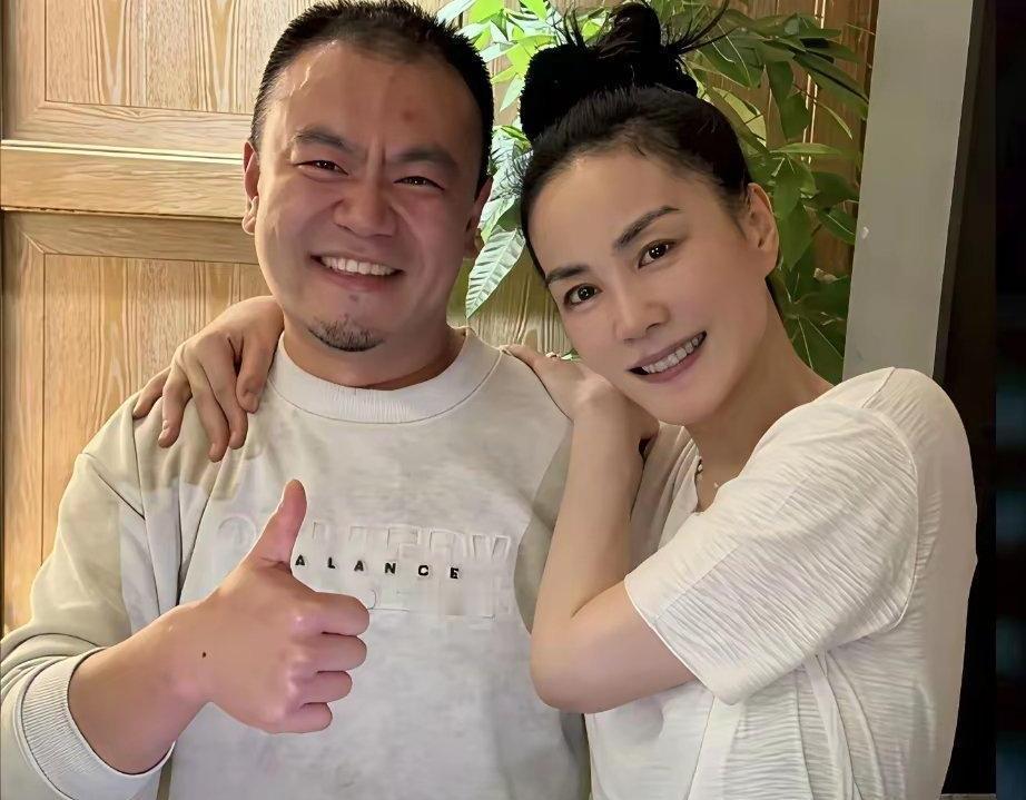 为什么有些人越活越松弛，越老越动人？看到王菲与录音师吴澎的合影，忽然懂了张艺谋