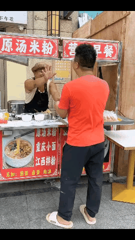这小伙子不讲武德，竟然不按套路出牌[大笑]